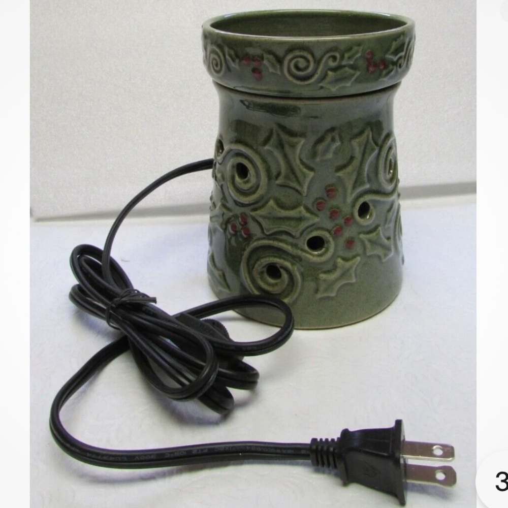 Scentsy Holly Berry Green Wax Warmer